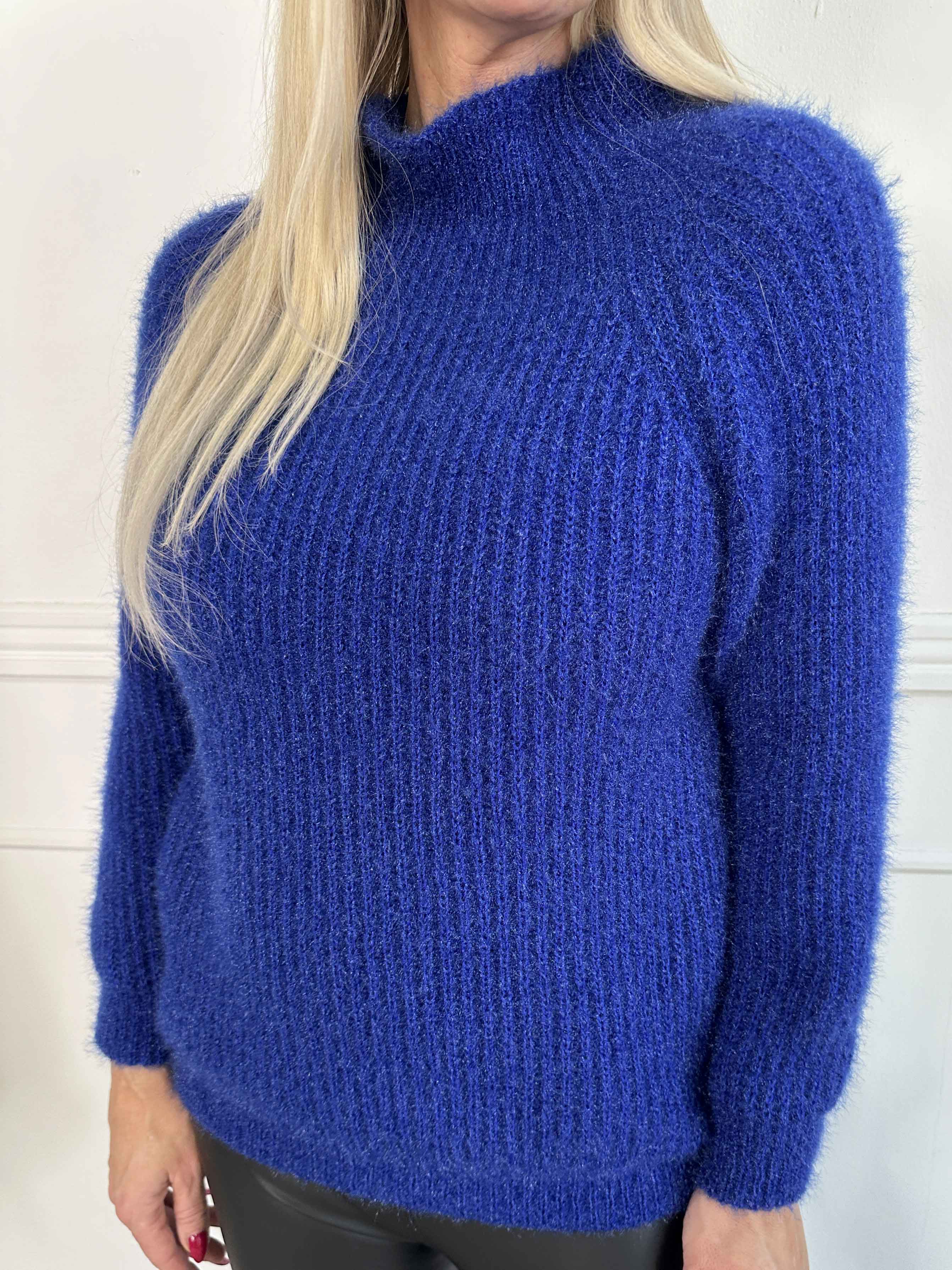 Tara - Fluffy striktrøje med høj hals